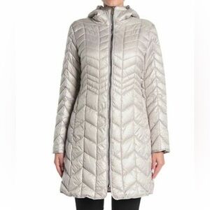 Kenneth Cole hooded silver/grey puffer jacket two pockets